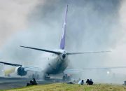 Simulasi Kecelakaan Pesawat di Bandara Juanda Uji Kesiapsiagaan Hadapi Darurat.