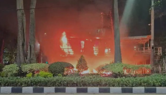 Kerusuhan di Surabaya: Massa Bakar Pos Polisi saat Aksi Solidaritas