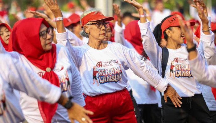 Ratusan Lansia Surabaya Ramaikan Balai Kota dengan Senam Sehat