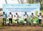 Petrokimia Gresik Ajak Ribuan Warga Jalan Sehat Peringati Ulang Tahun Perusahaan dan HUT RI
