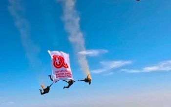 Aksi Heroik Kopassus Kibarkan Spanduk HUT ke-80 RI di Atas Awan