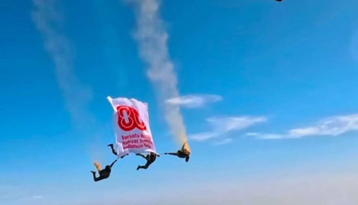Aksi Heroik Kopassus Kibarkan Spanduk HUT ke-80 RI di Atas Awan
