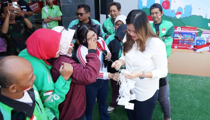 Pertamina Rayakan HUT ke-80 RI Bersama Ojol dan Pelanggan di Surabaya