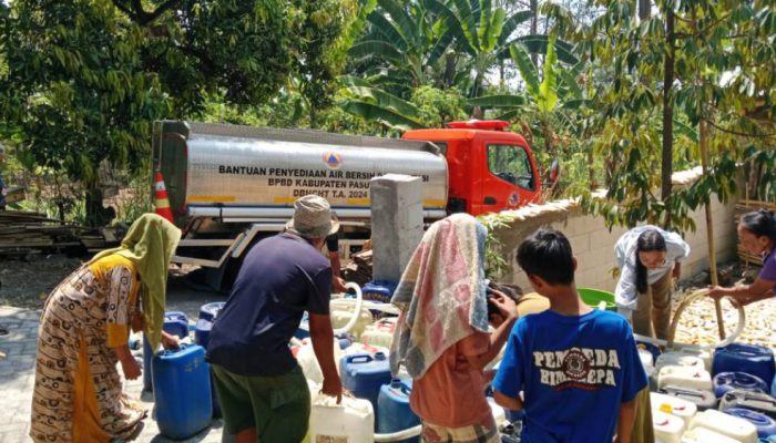 Warga Pasuruan Terdampak Kekeringan Terima Pasokan Air Bersih dari BPBD