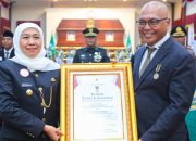 Ketua Umum PWI Pusat Akhmad Munir Terima Lencana Kehormatan “Jer Basuki Mawa Beya” dari Pemprov Jatim