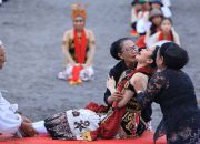 Prosesi Meras Gandrung Sakralkan Pantai Boom, 1.400 Penari Bersiap untuk Gandrung Sewu 2025