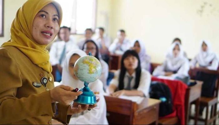 Pemerintah Naikkan Insentif Guru Honorer Rp100 Ribu per Bulan