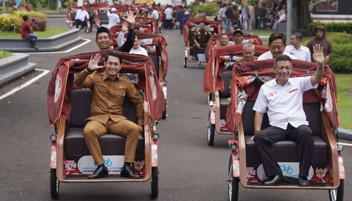 100 Becak Listrik Bantuan Presiden Prabowo Disalurkan untuk Tukang Becak Lansia di Tuban