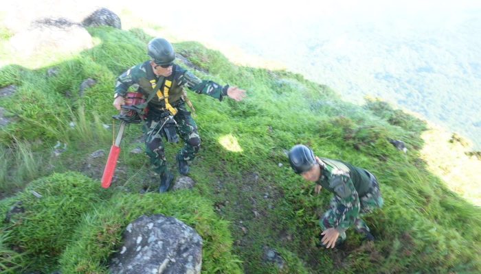 TNI AU Kerahkan Pasukan Elit Kopasgat Evakuasi Pesawat ATR 42-500 di Gunung Bulusaraung