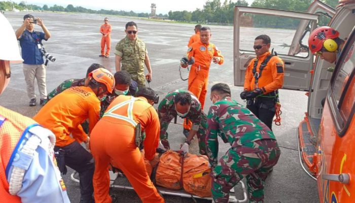 Cuaca Mendukung, Tim SAR Berhasil Evakuasi Korban Pesawat ATR 42-500 via Jalur Udara