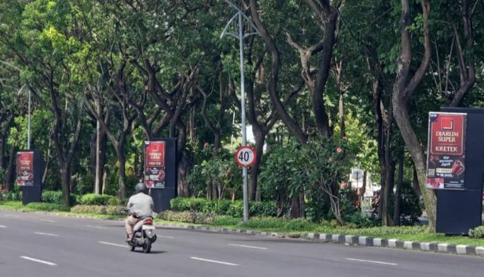 Reklame Produk Rokok Menjamur di Jalur Hijau Surabaya, Pemkot Sebut Sesuai Perwali