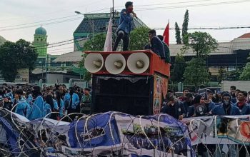 Ratusan Mahasiswa Demo di DPRD Jatim, Sampaikan Lima Tuntutan ke Pemerintah Pusat