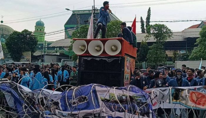 Ratusan Mahasiswa Demo di DPRD Jatim, Sampaikan Lima Tuntutan ke Pemerintah Pusat