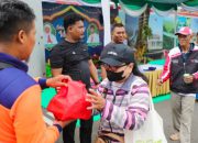 Ribuan Warga Terima Sembako saat Open House Lebaran di Grahadi Surabaya
