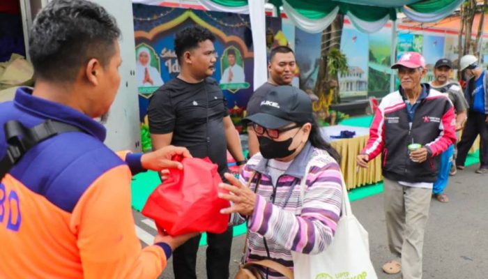 Ribuan Warga Terima Sembako saat Open House Lebaran di Grahadi Surabaya