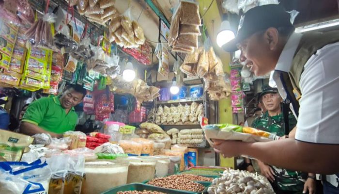 Stok Beras Pecah Rekor, Dirut Bulog Pastikan Harga Pangan di Surabaya Mulai Melandai