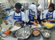 TEFA Cullinary SMKN 3 Sukabumi dan Bogasari Produksi 3.124 Toples Kue Lebaran, Omzet Tembus Rp210 Juta