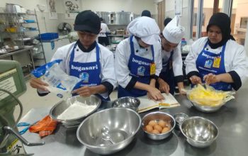 TEFA Cullinary SMKN 3 Sukabumi dan Bogasari Produksi 3.124 Toples Kue Lebaran, Omzet Tembus Rp210 Juta