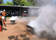 Bogasari Latih Warga Griya Permata Sidoarjo Jinakkan Api