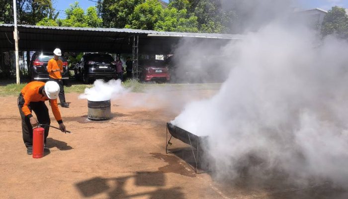 Bogasari Latih Warga Griya Permata Sidoarjo Jinakkan Api