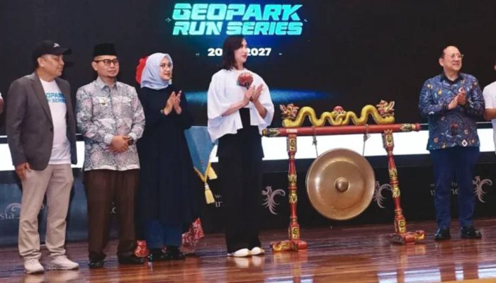 Kemenpar Dorong Sport Tourism Lewat Ajang Lari di Geopark Ijen