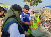 TPS Dukung Program DOKAR di Lakarsantri, Warga Tebus Paket Pangan Bergizi Cuma Rp2.000