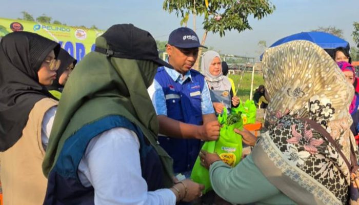 TPS Dukung Program DOKAR di Lakarsantri, Warga Tebus Paket Pangan Bergizi Cuma Rp2.000