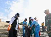 Ribuan Relawan Gotong Royong Bersihkan Pantai Banyuwangi dalam Gerakan Indonesia ASRI