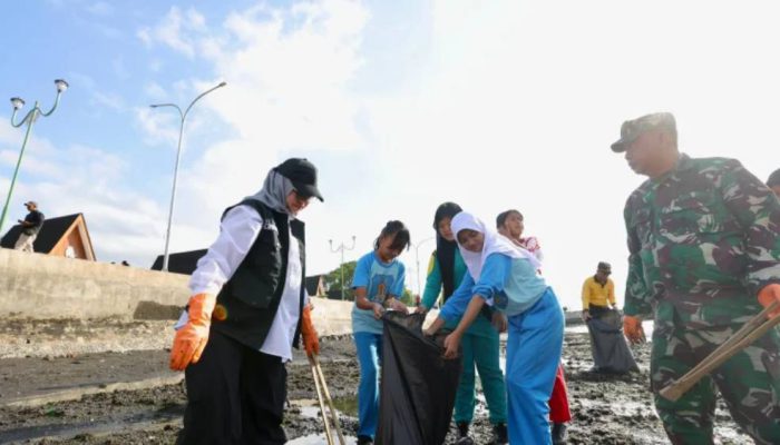 Ribuan Relawan Gotong Royong Bersihkan Pantai Banyuwangi dalam Gerakan Indonesia ASRI