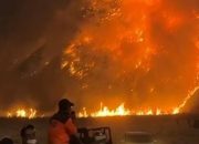 Gunung Bromo Ditutup Total, Kebakaran Kaldera Masih Berkobar