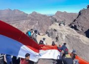 Merah Putih Berkibar di Puncak Raung, Ratusan Pendaki Rayakan HUT ke-81 RI