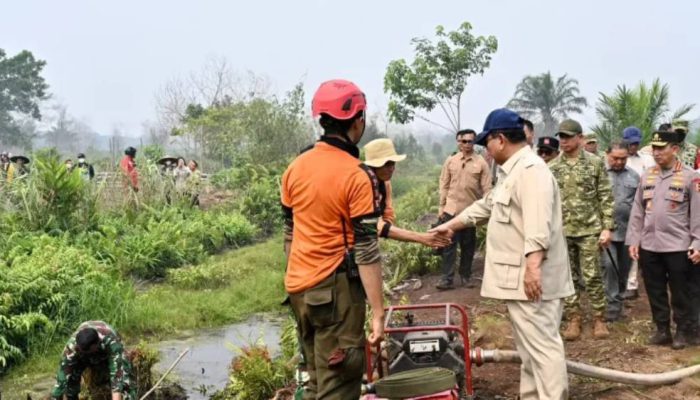 Presiden Prabowo Tinjau Langsung Penanganan Karhutla di Kubu Raya