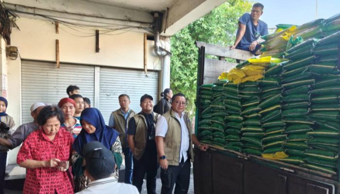 Tekan Inflasi, Bulog Surabaya Perkuat Penyaluran Beras SPHP dan Minyak Goreng