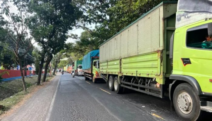 Truk Logistik Menumpuk di Ketapang, Antrean Menuju Bali Capai 4,9 Kilometer