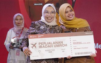 Guru Kimia SMAN 4 Surabaya Juara Terpujilah GURU Telkomsel, Raih Hadiah Umrah