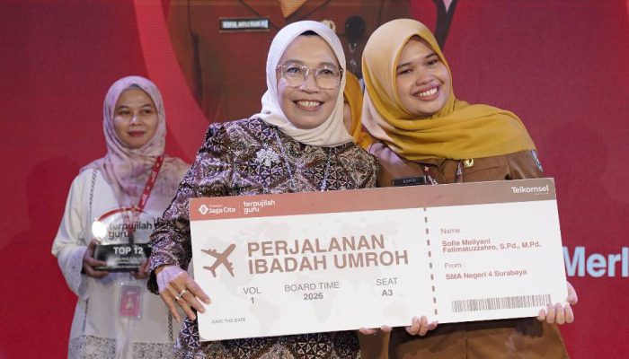 Guru Kimia SMAN 4 Surabaya Juara Terpujilah GURU Telkomsel, Raih Hadiah Umrah