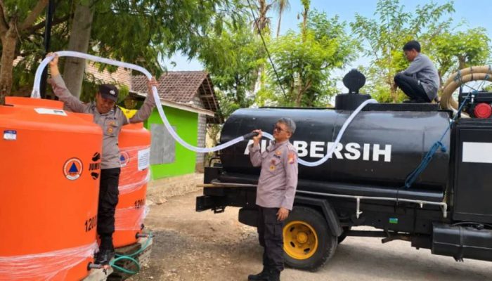 Kemarau Berkepanjangan, Polres Malang Distribusikan Puluhan Ribu Liter Air Bersih