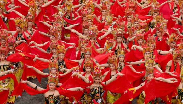 Perdana Digelar Malam Hari, Begini Pesona Gandrung Sewu 2026 di Pantai Marina Boom