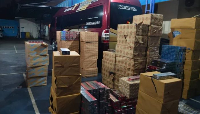 1. Patroli Darat Bea Cukai Malang Ungkap 74.920 Bungkus Rokok Tanpa Pita Cukai